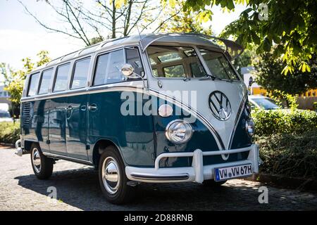 Ein perfekt restaurierter VW Bus T1 Samba glänzt in der Sonne. Der aus dem letzten Baujahr des T1 stammende Luxusbus ist von 1967, also einer der letz Stock Photo