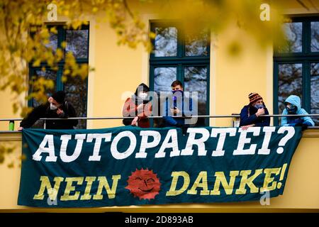 Berlin, Berlin, Germany. 28th Oct, 2020. Climate activist of Fridays for Future Berlin, Ende Gelaende, the Anti-Kohle Kidz and Sand im Geteiebe Berlin have occupied the federal office of the Greens (Buendnis 90/Die Gruenen) in Central Berlin. They are protesting against the clearing of the Dannenroeder forest in Hesse (German: Hessen) and demand an immediate stop to the construction of the planned A49 freeway. The Green Youth Berlin also supports the protests. Credit: Jan Scheunert/ZUMA Wire/Alamy Live News Stock Photo