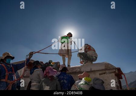 Lhasa, China's Tibet Autonomous Region. 28th Oct, 2020. Workers paint the wall of the Potala Palace during an annual renovation of the ancient architectural complex in Lhasa, capital of southwest China's Tibet Autonomous Region, Oct. 28, 2020. Credit: Sun Fei/Xinhua/Alamy Live News Stock Photo