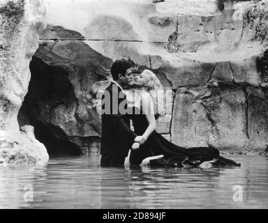 ANITA EKBERG and MARCELLO MASTROIANNI in THE SWEET LIFE (1960) -Original title: LA DOLCE VITA-, directed by FEDERICO FELLINI. Credit: RIAMA-PATHE-GRAY/ASTOR-AIP / Album Stock Photo