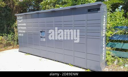 Bordeaux , Aquitaine / France - 10 20 2020 : la poste automatic mail terminal self service terminal device for receiving an order in Electronic locker Stock Photo