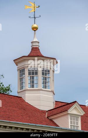 Joseph Rakestraw's 1787 Doves of Peace weathervane atop the ornate cupola of the Mansion, George Washington's home in Mount Vernon, Virginia Stock Photo