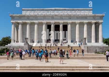 Henry Bacon's Greek temple of the Lincoln Memorial surrounded by a peristyle of 36 fluted Doric columns, one for each state at Lincoln's death. Stock Photo