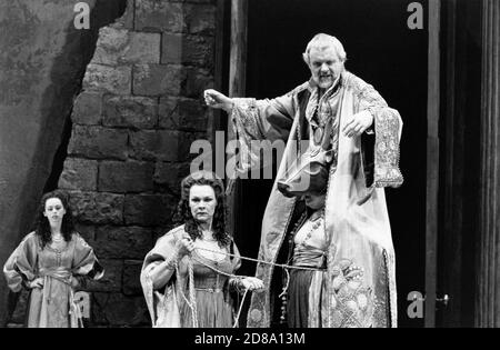 l-r: Helen Fitzgerald (Iras), Judi Dench (Cleopatra), Anthony Hopkins (Mark Antony)in ANTONY AND CLEOPATRA by Shakespeare at the Olivier Theatre, National Theatre (NT), London  09/04/1987  set design: Alison Chitty lighting: Stephen Wentworth director: Peter Hall Stock Photo