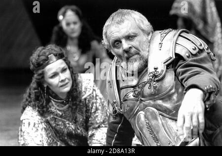 Judi Dench (Cleopatra), Anthony Hopkins (Mark Antony) in ANTONY AND CLEOPATRA by Shakespeare at the Olivier Theatre, National Theatre (NT), London  09/04/1987  set design: Alison Chitty lighting: Stephen Wentworth director: Peter Hall Stock Photo