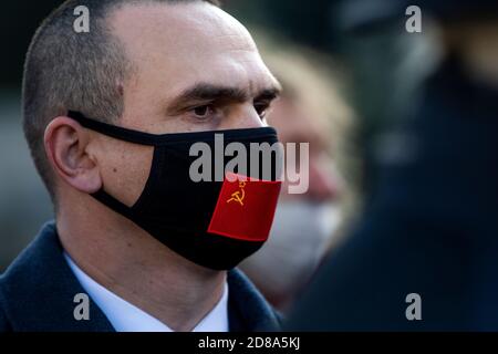 Moscow, Russia. 28th of October, 2020 A man wearing face mask with USSR flag gather at Red Square with other communist party supporters to mark the 102nd anniversary of Komsomol, or the All-Union Leninist Young Communist League, the Soviet-era communist youth organization, in Moscow, Russia Stock Photo