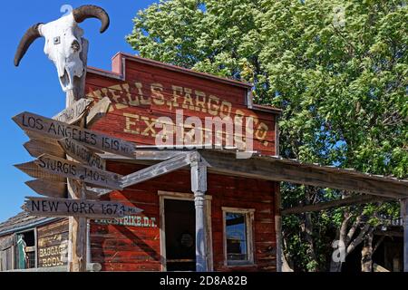 Old western ghost town buildings in the great plains of Dakota Stock Photo