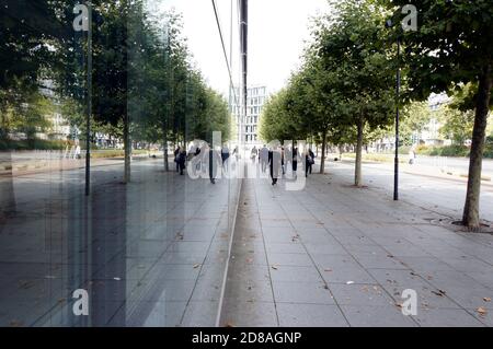 Glasfassade an Bürogebäude, Düsseldorf, Nordrhein-Westfalen, Deutschland Stock Photo