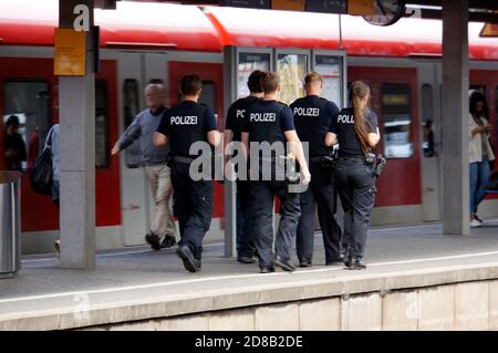 Polizeipatrolie auf dem Bahnsteig, Köln, Nordrhein-Westfalen, Deutschland Stock Photo