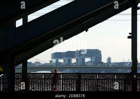 Liebesschlösser auf der Hohenzollernbrücke, Köln, Nordrhein-Westfalen, Deutschland Stock Photo