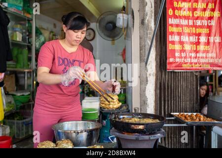 Hanoi, Vietnam. 23rd Oct, 2020. A cook prepares worm omelettes at the Cha Ruoi Hung Thinh restaurant. On Hang Chieu Street in the Old Quarter of Hanoi, which is also popular with tourists, the egg dish called 'Cha Ruoi' is sold as street food. (to dpa 'Worm omelette' - Vietnam's slipperiest treat') Credit: Chris Humphrey/dpa/Alamy Live News Stock Photo