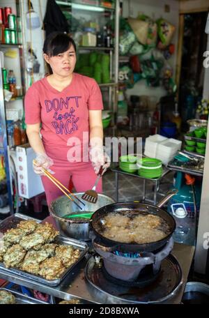 Hanoi, Vietnam. 23rd Oct, 2020. A cook prepares worm omelettes at the Cha Ruoi Hung Thinh restaurant. On Hang Chieu Street in the Old Quarter of Hanoi, which is also popular with tourists, the egg dish called 'Cha Ruoi' is sold as street food. (to dpa 'Worm omelette' - Vietnam's slipperiest treat') Credit: Chris Humphrey/dpa/Alamy Live News Stock Photo