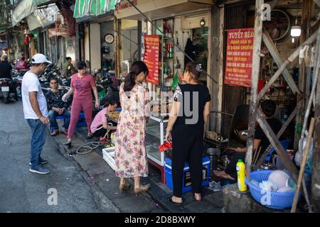 Hanoi, Vietnam. 23rd Oct, 2020. Employees serve worm omelets at the Cha Ruoi Hung Thinh restaurant. On Hang Chieu Street in the Old Quarter of Hanoi, also popular with tourists, the egg dish called 'Cha Ruoi' is sold as street food. (to dpa 'worm omelette' - Vietnam's slipperiest treat') Credit: Chris Humphrey/dpa/Alamy Live News Stock Photo