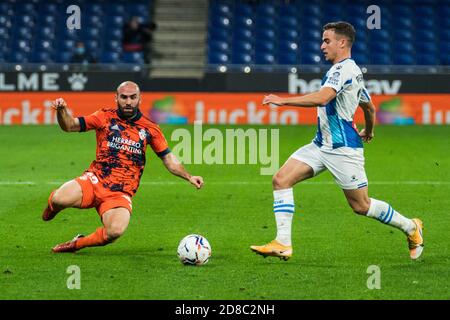 Barcelona, Spain. 28th Oct, 2020. Espanyol's Adria Pedrosa (R) vies with Ponferradina's Paris Adot during a Spanish league match between RCD Espanyol and SD Ponferradina in Barcelona, Spain, on Oct. 28, 2020. Credit: Joan Gosa/Xinhua/Alamy Live News Stock Photo