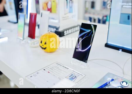 Kyiv, Ukraine - October 28, 2019:  New Samsung Galaxy Note 10 mobile smartphones are displayed on retail display in electronic store. Stock Photo