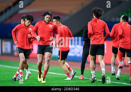 Suzhou, China's Jiangsu Province. 29th Oct, 2020. Players of Shanghai SIPG warm up prior to the 17th round match between Jiangsu Suning and Shanghai SIPG at 2020 season Chinese Football Association Super League (CSL) Suzhou Division in Suzhou, east China's Jiangsu Province, Oct. 29, 2020. Credit: Xu Chang/Xinhua/Alamy Live News Stock Photo