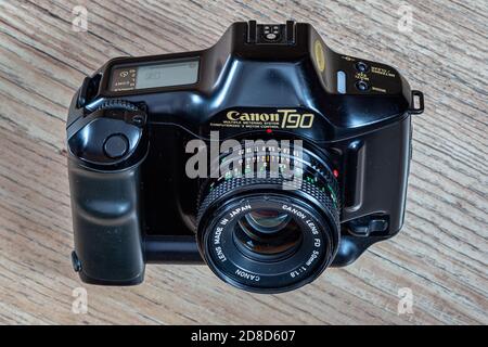 完動美品Canon T-90セット フィルム一眼レフの最高峰 - メルカリ
