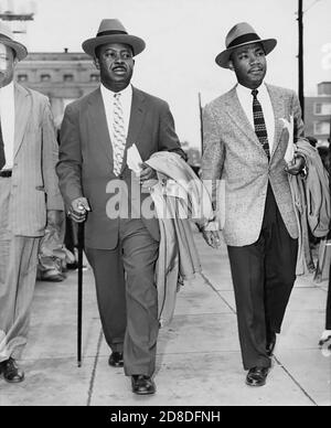 Ralph David Abernathy, Sr. and Martin Luther King, Jr., leaving the County Courthouse in Montgomery, Alabama, 1956. (USA) Stock Photo
