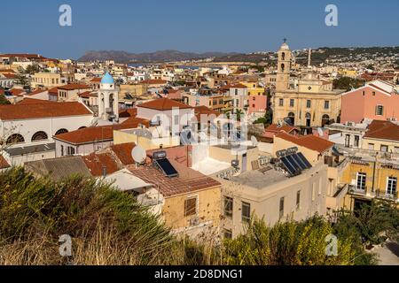 Blick auf die Altstadt mit der Kathedrale der drei Märtyrer und der Kathedrale Mariä Aufnahme in den Himmel in Chania, Kreta, Griechenland, Europa   | Stock Photo