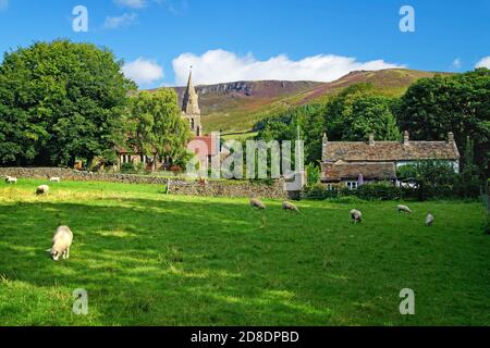 UK, Derbyshire, Peak District, Edale, Holy Trinity Church and Kinder Scout. Stock Photo
