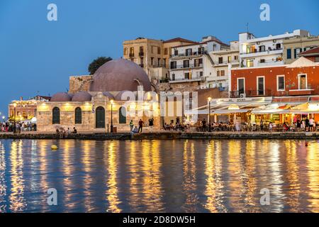 Restaurants und die Hasan-Pascha-Moschee am alten Venezianischen Hafen in der Abenddämmerung, Chania, Kreta, Griechenland, Europa   |  Restaurants and Stock Photo