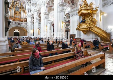Pontifikalamt zum Sonntag der Weltmission am 25.10.2020 im Hohen Dom St. Stephan in Passau. Stock Photo