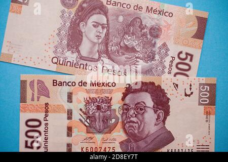 Mexican 500 peso bank notes featuring artists Frida Kahlo and Diego Rivera Stock Photo