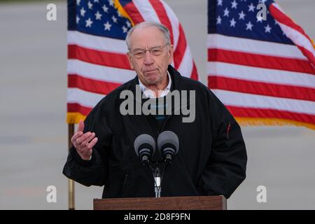 Des Moines, Iowa, USA. 29th Oct, 2020. United States Sen. CHUCK GRASSLEY R-Ia speaks to supporters during a 'Make America Great Again Victory Rally'' at the Des Moines International Airport on October 29, 2020. Grassley spoke to the crowd before the arrival of US vice president Mike Pence. Credit: Fritz Nordengren/ZUMA Wire/Alamy Live News Stock Photo