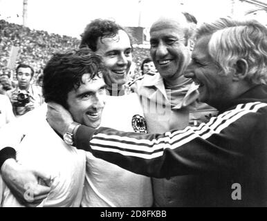 FILED - 07 July 1974, Munich: National coach Helmut Schön (2nd from right), his assistant Jupp Derwall (right), winner scorer Gerd Müller (left) and captain Franz Beckenbauer (2nd from left) celebrate the triumph. The German national football team wins the World Cup final against the Netherlands on 07.07.1974 in the Olympic Stadium in Munich with 2:1. Müller scored the goal to win. (to dpa 'The 'Bomber' becomes 75: Gerd Müller 'cannot be lifted high enough') Photo: picture alliance/dpa Stock Photo