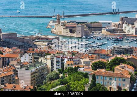 Marseille, Provence-Alpes-Côte d'Azur, France.  View down to the entrance of Vieux-Port, the Old Port, and the 17th century Fort Saint-Jean. Stock Photo