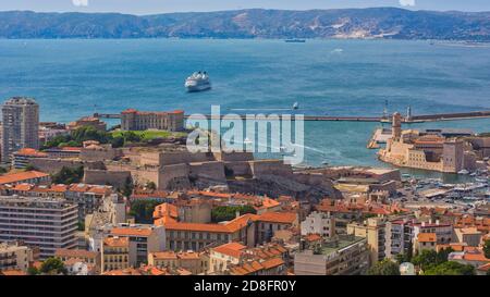 Marseille, Provence-Alpes-Côte d'Azur, France.  View down to the entrance of Vieux-Port, the Old Port, and the 17th century Fort Saint-Jean. Stock Photo