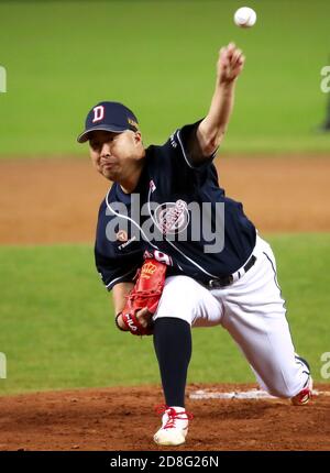 Yoo Hee-kwan pitches for Doosan