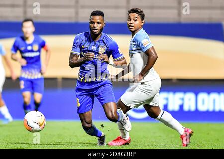 Ghanaian football player Mubarak Wakaso of Jiangsu Suning F.C., left, and Brazilian football player Renato Ribeiro Calixto or Renatinho of Guangzhou R Stock Photo