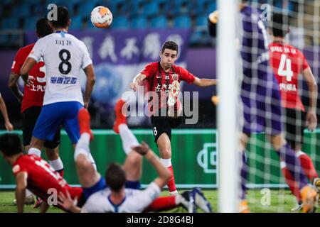 Brazilian football player Oscar dos Santos Emboaba Junior, better known as simply Oscar, of Shanghai SIPG F.C., middle, passes the ball during the eig Stock Photo