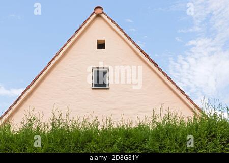 Beilngries, Innerer Graben, Wohnhaus, Giebelwand, Hecke Stock Photo