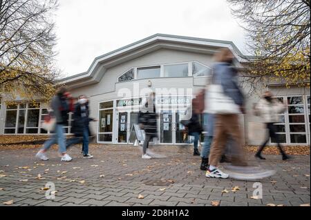 29 October 2020, Baden-Wuerttemberg, Stuttgart: Students in their first semester walk in front of the refectory of the University of Hohenheim during a campus tour. The winter semester 2020/2021 begins in Baden-Württemberg on 2nd November under more stringent hygiene conditions due to the coronavirus pandemic. Photo: Sebastian Gollnow/dpa Stock Photo