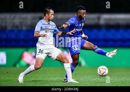 Ghanaian football player Mubarak Wakaso of Jiangsu Suning F.C., right, protects the ball during the eleventh-round match of 2020 Chinese Super League Stock Photo