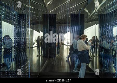 Ausstellung im Innenraum des Museum für  Fragen der Zukunft Futurium in Berlin, Deutschland |  exhibition inside the museum and House of Futures Futur Stock Photo