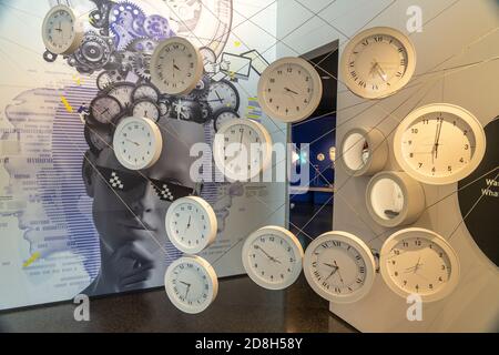 Ausstellung mit Uhren im Innenraum des Museum für  Fragen der Zukunft Futurium in Berlin, Deutschland |  exhibition with clocks inside the museum and Stock Photo