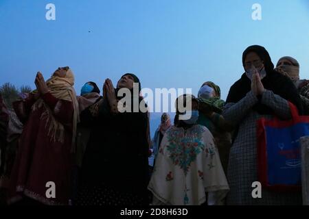 Srinagar, India. 30th Oct, 2020. Kashmiri Muslim women prays outside of Hazratbal Shrine during Eid-e-Milad the anniversary of the birth of the Prophet Mohammed in Srinagar, the summer capital of Indian administered Kashmir. (Photo by Adil Abass/Pacific Press) Credit: Pacific Press Media Production Corp./Alamy Live News Stock Photo