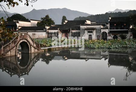 Yixian. 23rd Oct, 2020. Photo taken on Oct. 23, 2020 shows a morning view of Hongcun Village in Yixian County of east China's Anhui Province. With a history of over 800 years, Hongcun Village preserves many ancient Hui-style buildings of Ming and Qing Dynasties. The village was inscribed as a UNESCO world heritage site in 2000 together with Xidi, another traditional village also located in Yixian County of Anhui Province. Credit: Zhou Mu/Xinhua/Alamy Live News Stock Photo
