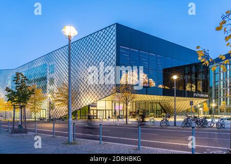 Museum für  Fragen der Zukunft Futurium in der Abenddämmerung, Berlin, Deutschland |  museum and House of Futures Futurium at dusk, Berlin, Germany Stock Photo