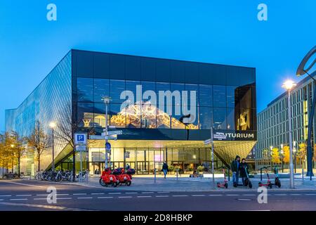 Museum für  Fragen der Zukunft Futurium in der Abenddämmerung, Berlin, Deutschland |  museum and House of Futures Futurium at dusk, Berlin, Germany Stock Photo