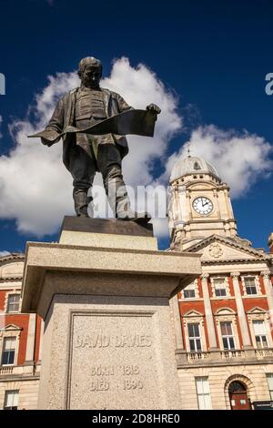 UK, Wales, Glamorgan, Barry, Ffordd Y Mileniwm Dock Office building with sculpture of David Davies Stock Photo