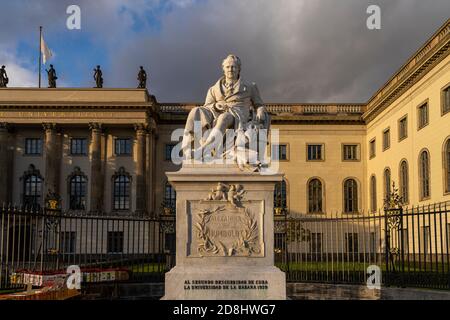 Das Denkmal Alexander von Humboldt vor der Humboldt-Universität, Berlin, Deutschland |   The statue of Alexander von Humboldt at the Humboldt Universi Stock Photo
