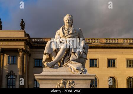 Das Denkmal Alexander von Humboldt vor der Humboldt-Universität, Berlin, Deutschland |   The statue of Alexander von Humboldt at the Humboldt Universi Stock Photo