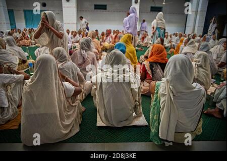 Vrindavan, India, August 2009. Widows gathered to pray inside an ashram. Stock Photo