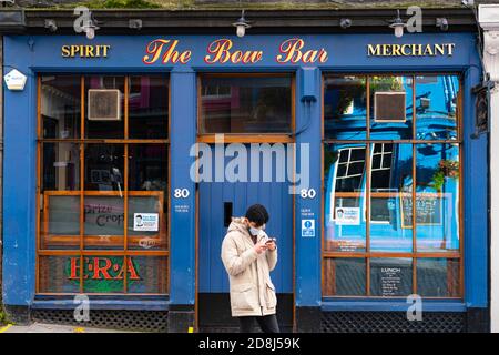 Edinburgh,Scotland, UK. 30 October 2020. With Edinburgh remaining in Tier 3 (Level 3) lockdown bars and restaurants remain severely restricted in business hours with many remaining closed and boarded up.  Pictured; The Bow Bar on Victoria Street remains closed.  Iain Masterton/Alamy Live News Stock Photo