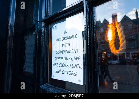 Edinburgh,Scotland, UK. 30 October 2020. With Edinburgh remaining in Tier 3 (Level 3) lockdown bars and restaurants remain severely restricted in business hours with many remaining closed and boarded up.  Pictured; The Last Drop pub remains closed. Iain Masterton/Alamy Live News Stock Photo