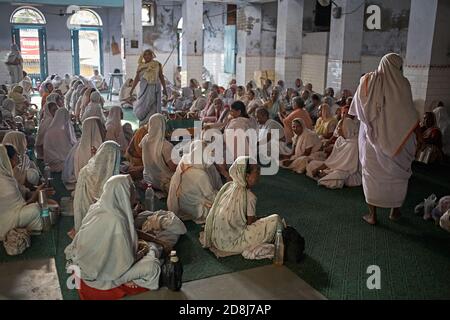 Vrindavan, India, August 2009. Widows gathered to pray inside an ashram. Stock Photo